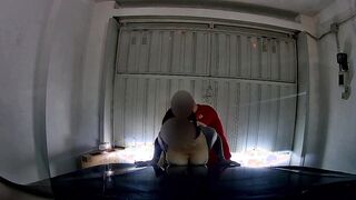 Scopata sul cofano dell'auto in garage