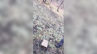 Italiana esibizionista fa una sega nel bosco a sconosciuto