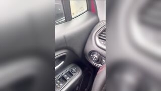 Italiana esibizionista fa una sega nel bosco a sconosciuto