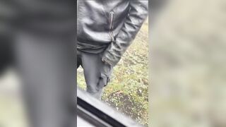 Italiana esibizionista fa una sega nel bosco a sconosciuto