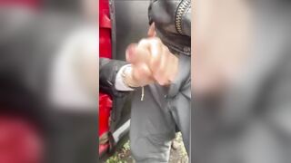 Italiana esibizionista fa una sega nel bosco a sconosciuto