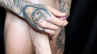 Footjob splendido con sborrata nel preservativo