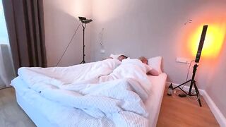 Biondina culona si sveglia con tanta voglia di cazzo