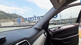 Scopata nel parcheggio del supermercato