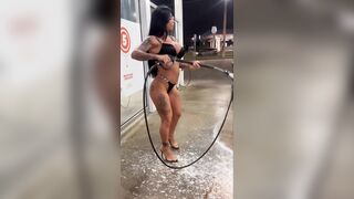 Denise Buranello lava la macchina in mutandine e reggiseno