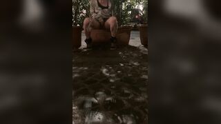 Pissing all'aperto esibizionista romana