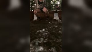 Pissing all'aperto esibizionista romana