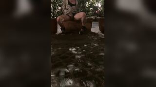 Pissing all'aperto esibizionista romana