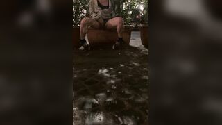 Pissing all'aperto esibizionista romana