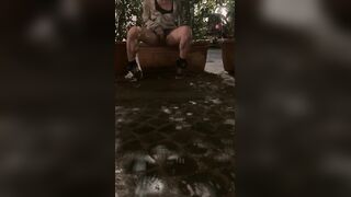 Pissing all'aperto esibizionista romana