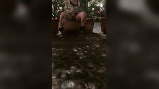 Pissing all'aperto esibizionista romana