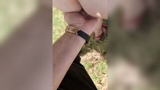 Scopo mia moglie in giardino col vicino guardone