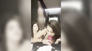 Facciamogli un bel pompino insieme e scopiamolo