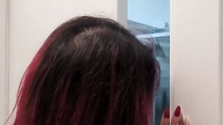 Tradisce la fidanzata nel bagno di casa con amica