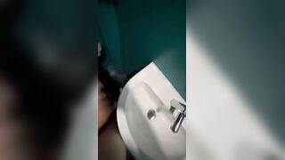 Facciamo in fretta che devo tornare a casa - Scopata nel bagno della disco