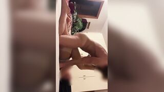 La scopo a pecorina con le tette che penzolano