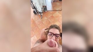 Pompino deepthroat fidanzata con occhiali sborrata in faccia Pov