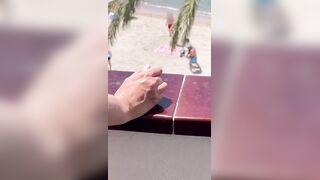 Moglie tettona con grosso culo in vacanza