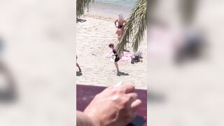 Moglie tettona con grosso culo in vacanza