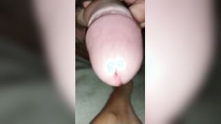 Mi masturbo sui piedi di mia moglie