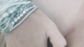 Mani tra le mie cosce per il mio piacere