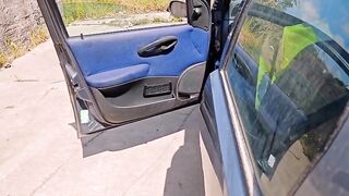 Pompino fuori dalla macchina ragazza tettona porcella