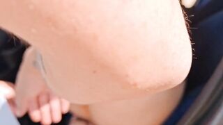 Pompino fuori dalla macchina ragazza tettona porcella