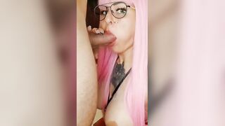 Pompino tettona italiana coi capelli rosa