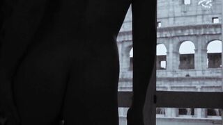 Tette alla finestra guardando il Colosseo