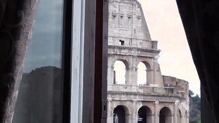 Tette alla finestra guardando il Colosseo