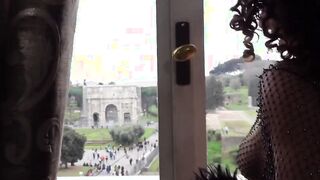 Tette alla finestra guardando il Colosseo