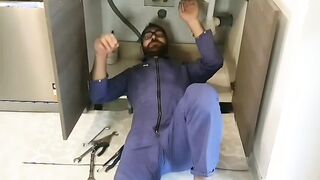 Fidanzata tettona fa le corna al marito scopando con l'idraulico