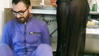 Fidanzata tettona fa le corna al marito scopando con l'idraulico