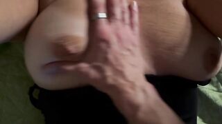 Milf tettona si fa toccare le tette