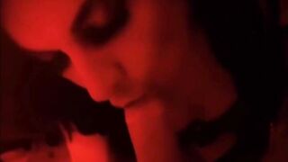 Due amiche transessuali italiane mi succhiano insieme il cazzo