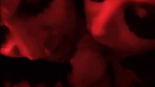 Due amiche transessuali italiane mi succhiano insieme il cazzo