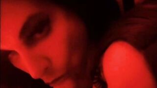 Due amiche transessuali italiane mi succhiano insieme il cazzo