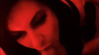 Due amiche transessuali italiane mi succhiano insieme il cazzo