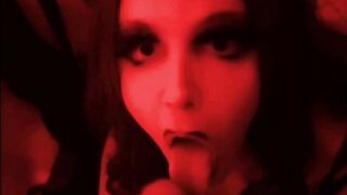 Due amiche transessuali italiane mi succhiano insieme il cazzo