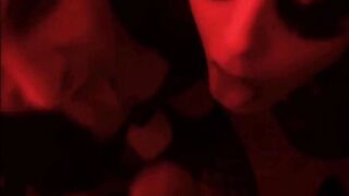 Due amiche transessuali italiane mi succhiano insieme il cazzo