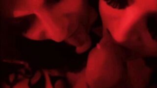 Due amiche transessuali italiane mi succhiano insieme il cazzo