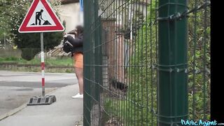 Sara scopata all'aperto e sborrata in faccia Public agent