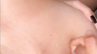 Amica scopata e sborrata sulle tette