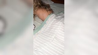 Sveglio mia moglie con un ditalino e leccandole la fica