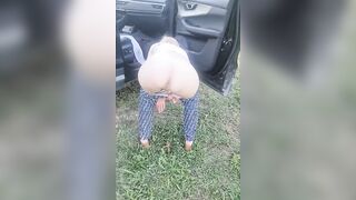 Piscia fuori dalla macchina e si fa scopare velocemente