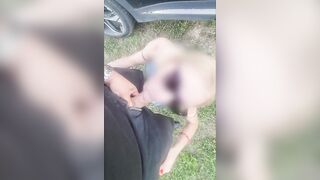 Piscia fuori dalla macchina e si fa scopare velocemente