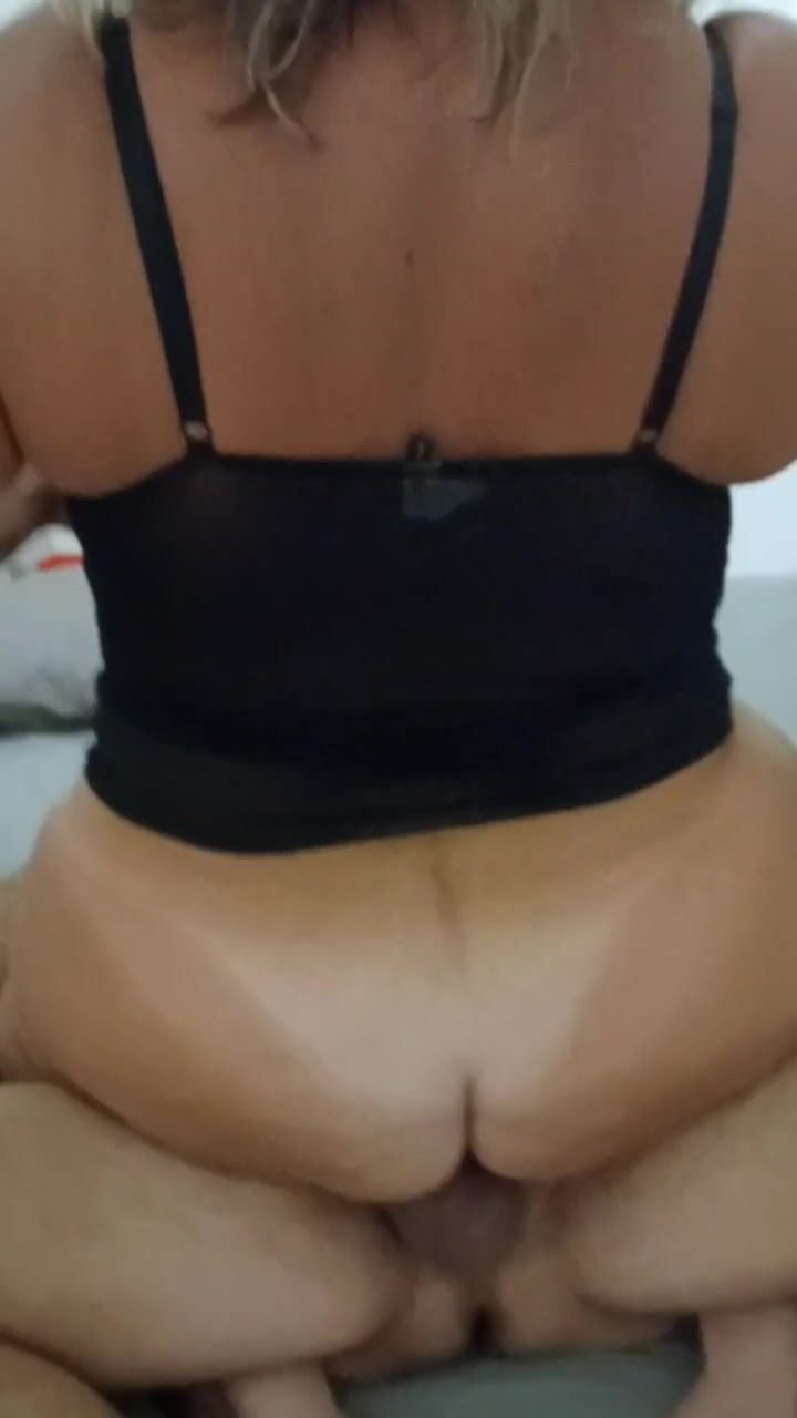 Moglie bionda culona muovendosi eccitata sul mio cazzo