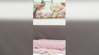 Diciottenne italiana con tettine si sditalina in cam