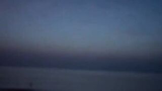 Pompino moglie bionda in spiaggia al tramonto