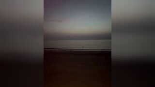 Pompino moglie bionda in spiaggia al tramonto